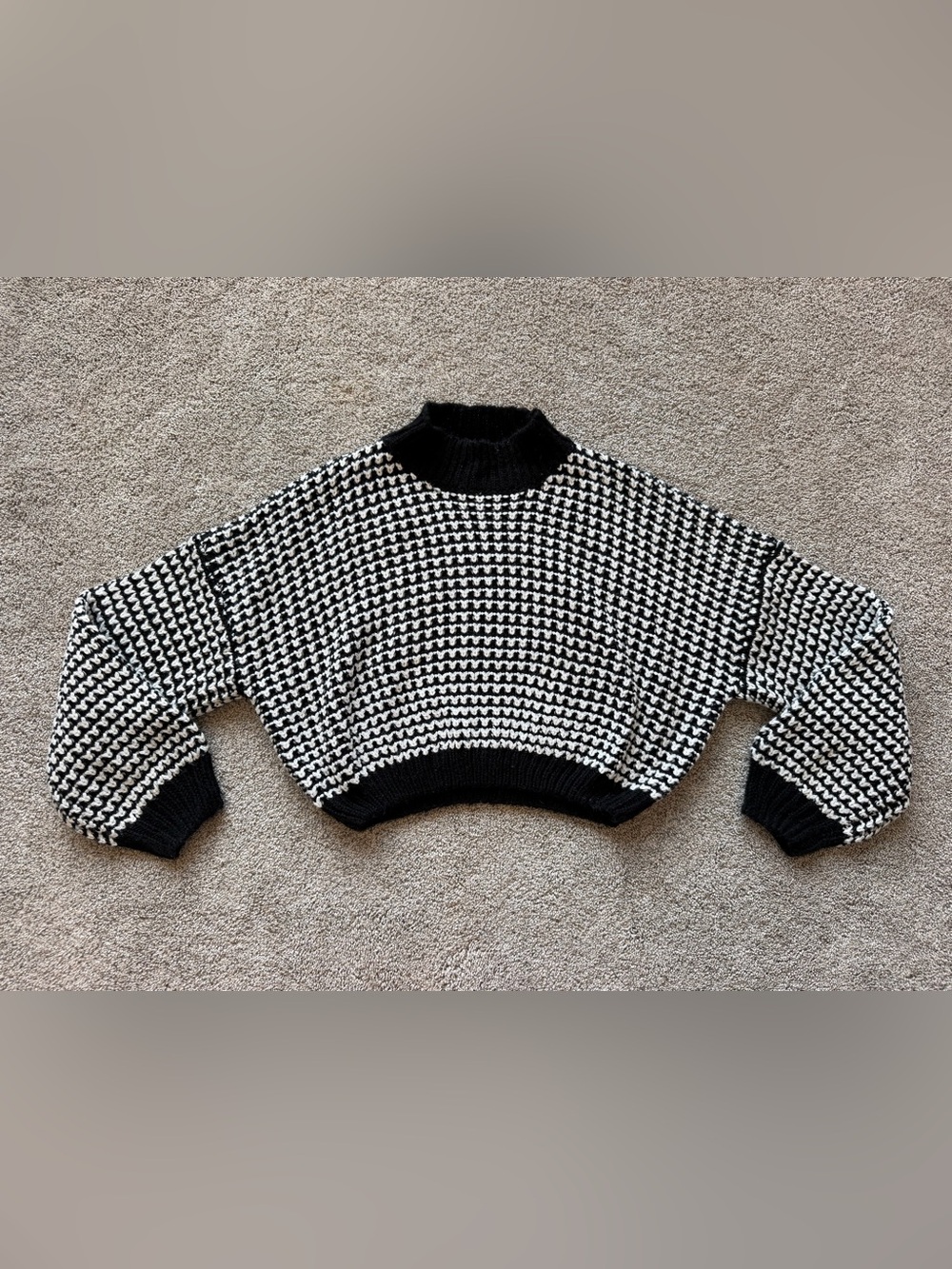 Women’s Cloud Ten Black & White Cropped Sweater- Size Small